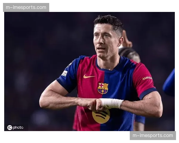 西甲焦点战:马竞2-2逼平巴萨,莱万点射梅开二度仍难救主 西甲焦点战:马竞2-2逼平巴萨,莱万点射梅开二度仍难救主