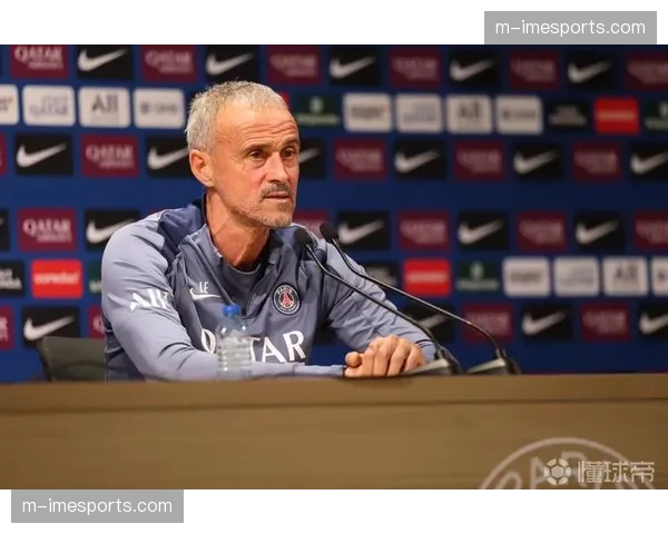 特写镜头：目睹球队惨败后，看台上的恩里克面色凝重，一言不发