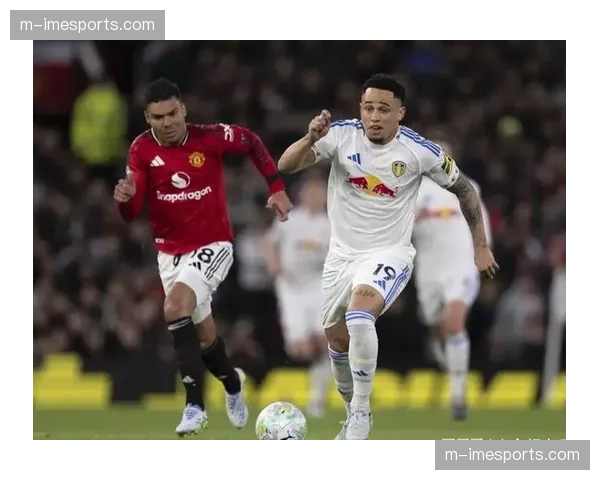 利桑德罗·马丁内斯拉拽勒温头发遭直红罚下，曼联1-2负利兹联